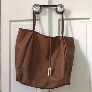 Simple neutral tote with tassel accent